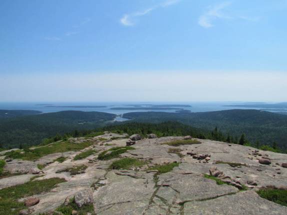 A paisagem grandiosa do Acadia National Park, vista já quase do alto de Penebscot, no Maine - Estados Unidos